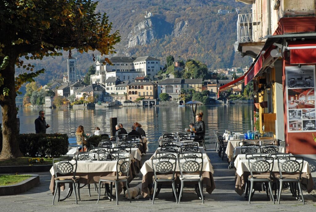 Piazza Motta in Orta San Giulio bei Sonnenuntergang