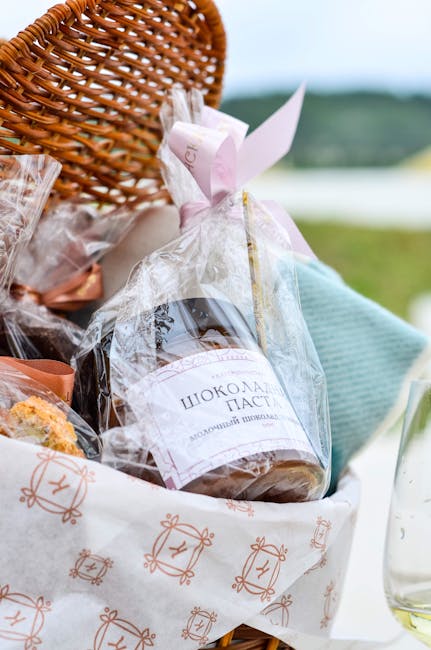 Geschenkmand met verpakte chocolade en koekjes bij picknick in Piemonte