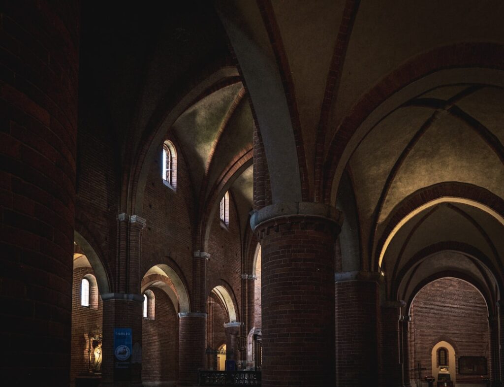 Kloostergangen en bogen in de Sacra di San Michele met dramatisch licht