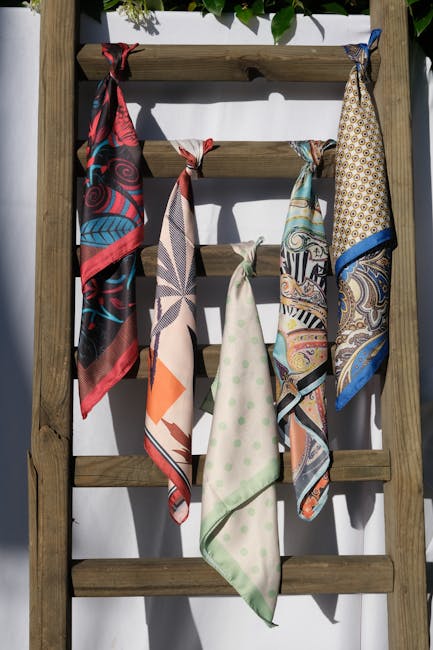 Foulards imprimés accrochés à une échelle en bois, boutique piémontaise