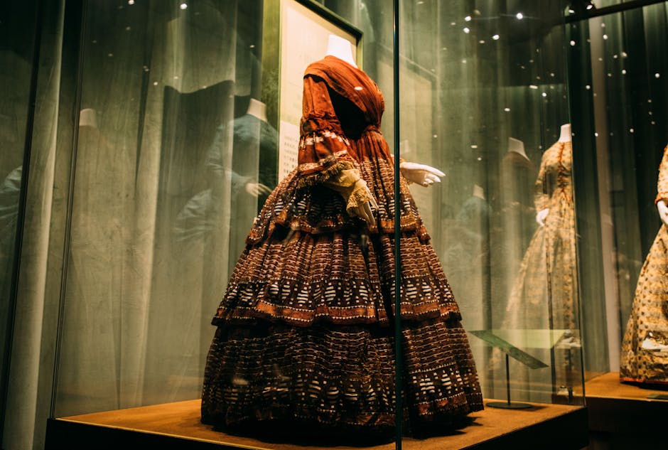 Robe historique brodée exposée dans un musée du costume à Piémont
