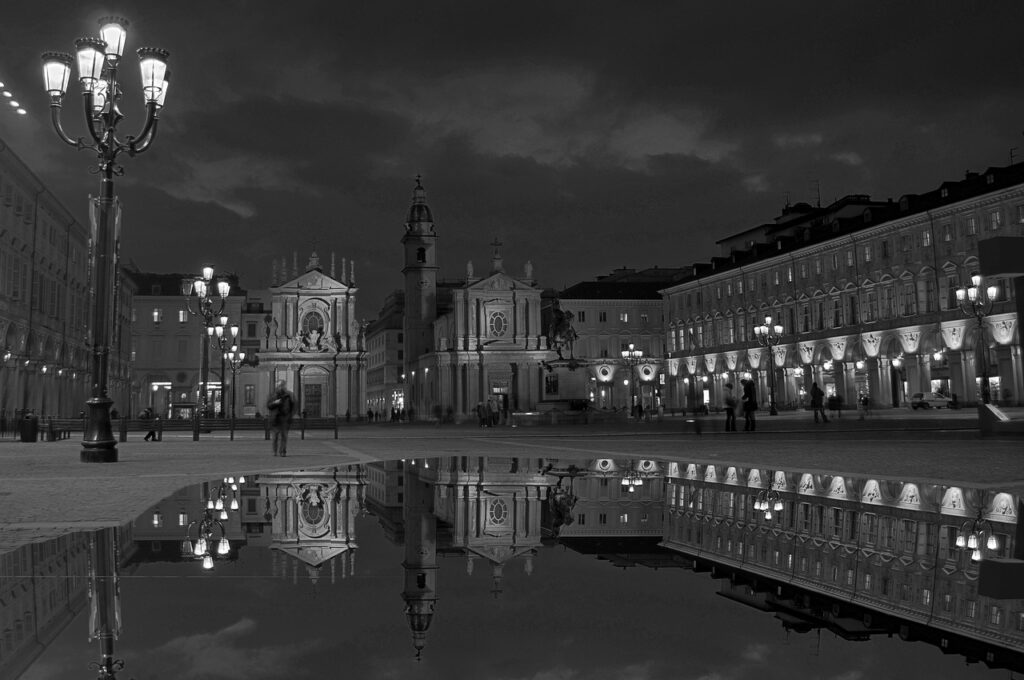 Nachtelijk Piazza San Carlo in Turijn, Piémont, met waterreflectie