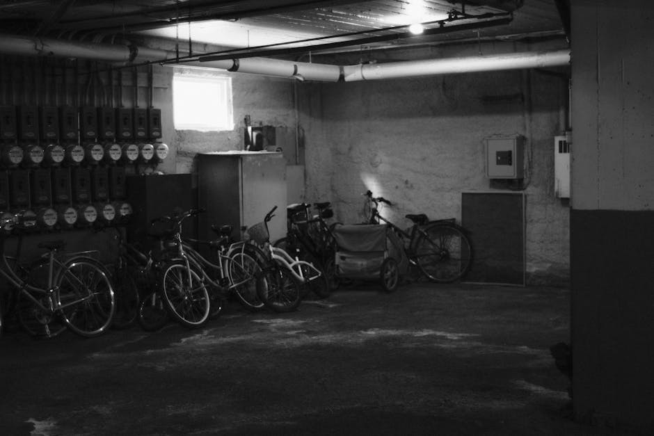 Local souterrain sombre rempli de vélos garés contre un mur à Piémont
