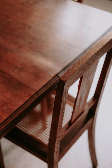 Dossier en bois et chaise cannée près d'une table à Piémont