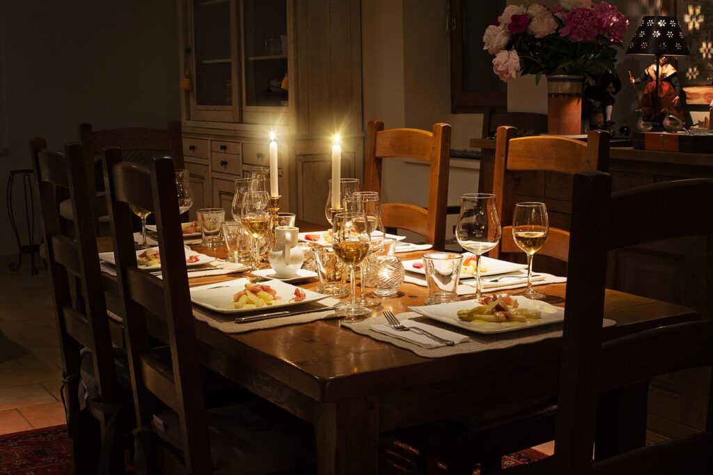 Table en bois dressée pour dîner aux chandelles, ambiance Piémont