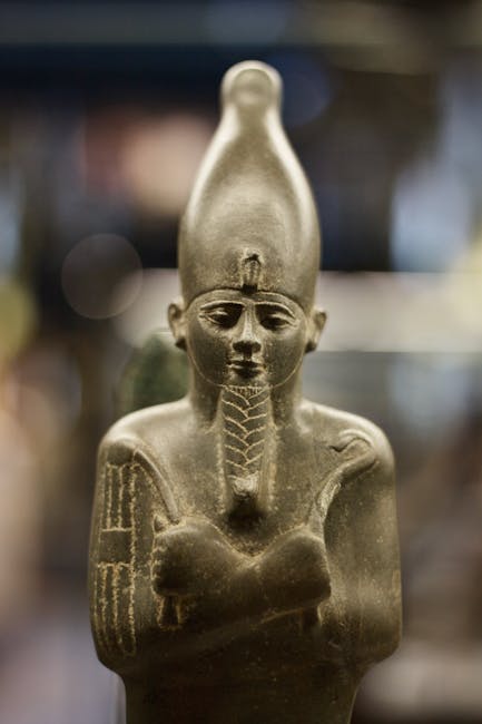 Ägyptische Statue mit gekreuzten Armen im Museo Egizio in Turin, Piemont