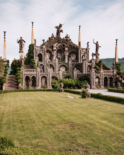 Sculpturale barokke tuinarchitectuur met beelden en symmetrische hagen in Piemonte