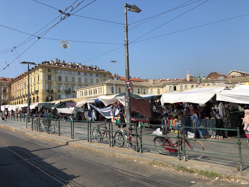 Straßenmarkt in Turin, Piemont, mit Verkaufspavillons und Fahrrädern