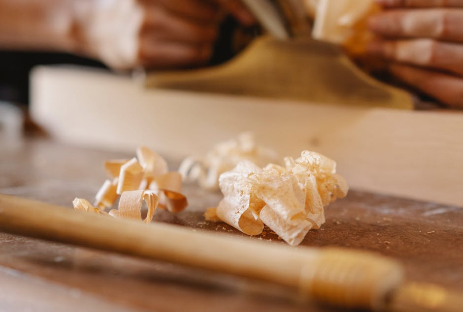 Râpe et copeaux de bois frais sur l'établi d'un atelier