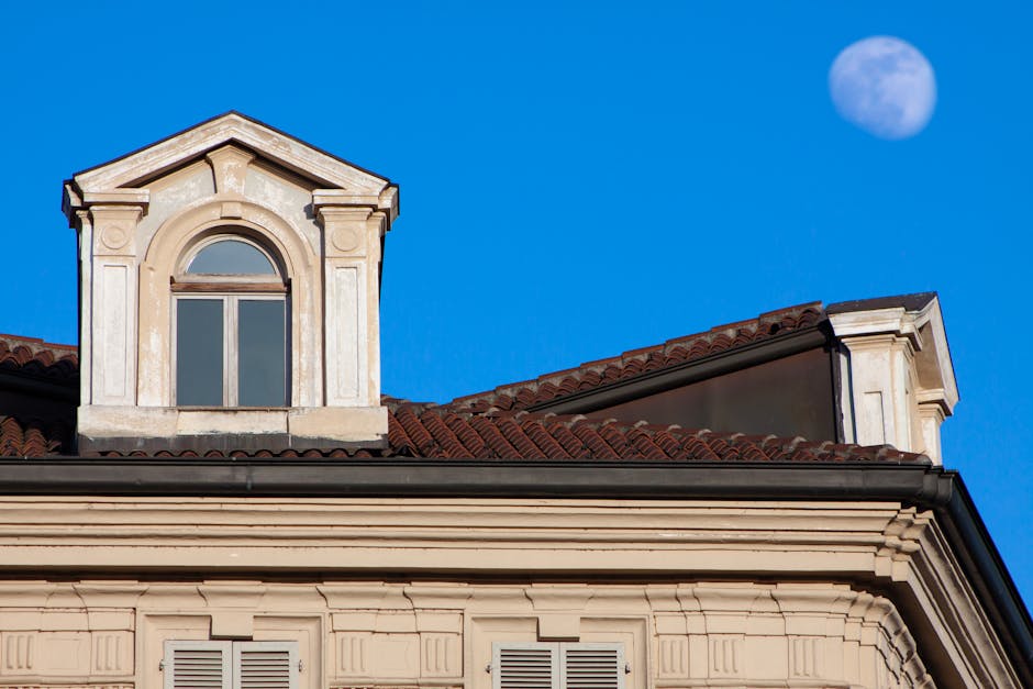 Façade d'un immeuble à Piémont, lucarne sous la lune