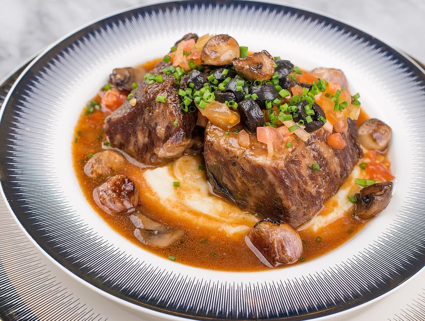 Gestoofd rundvlees met saus, champignons en aardappelpuree, Piémontse klassieker