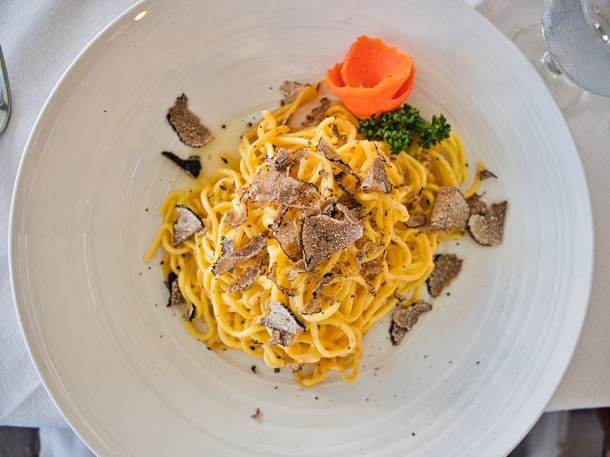 gourmet bord met truffelpasta in piemontes restaurant