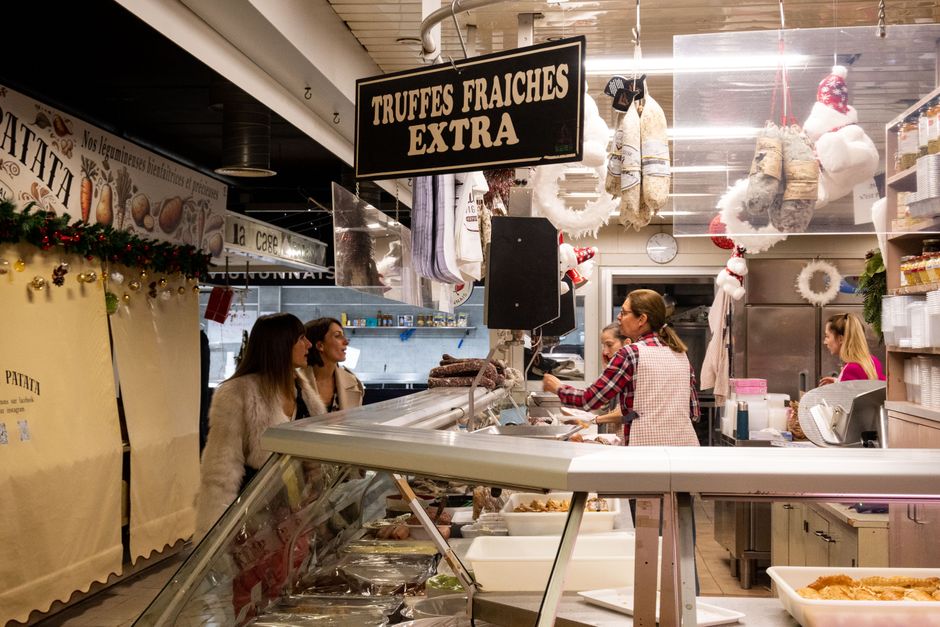 Marktkraam met bord 'Truffes Fraiches Extra' en verkopers in Alba