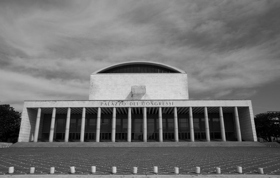 Monumentaal gebouw met zuilengalerij en tekst 'Palazzo dei Congressi'