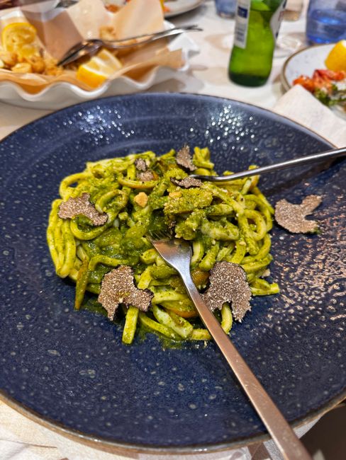 Pasta met groene saus en geschaafde truffel in Alba, Piémont