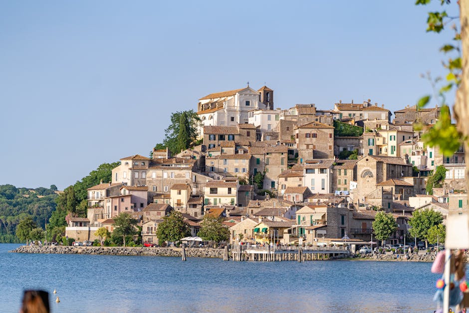 Borgo sul Lago di Bracciano con case in pietra e chiesa