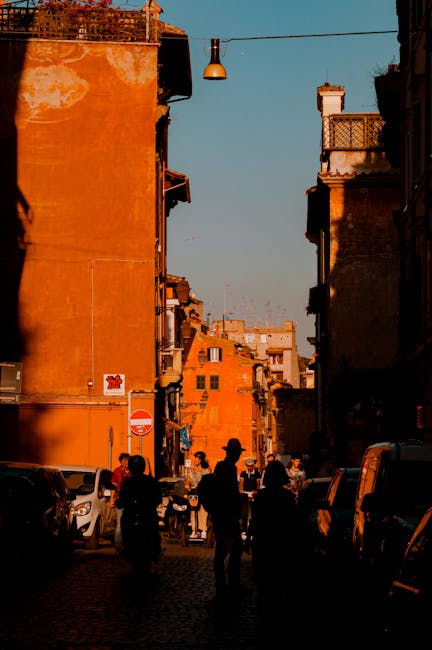Abendliche Straße in Rom mit warmem Licht