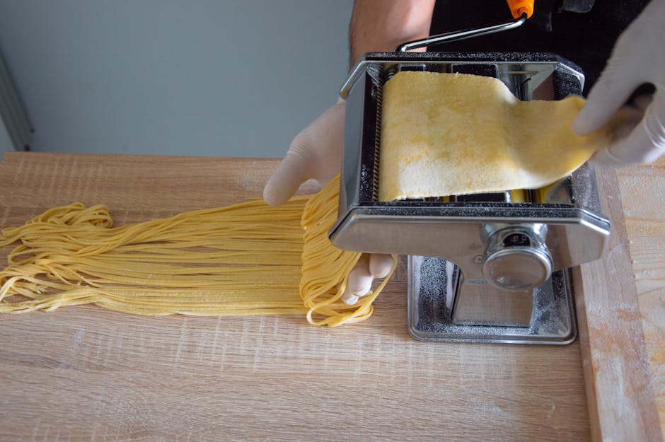 Handarbeit: frische Tagliatelle aus Nudelmaschine in Latium-Küche