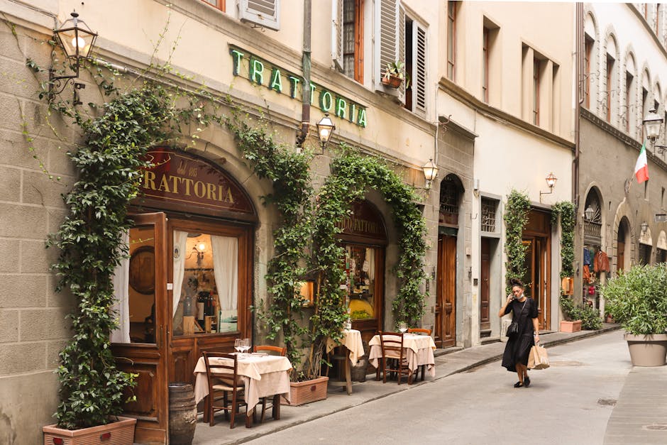 Historischer Innenraum einer traditionellen Trattoria mit Fotos an der Wand