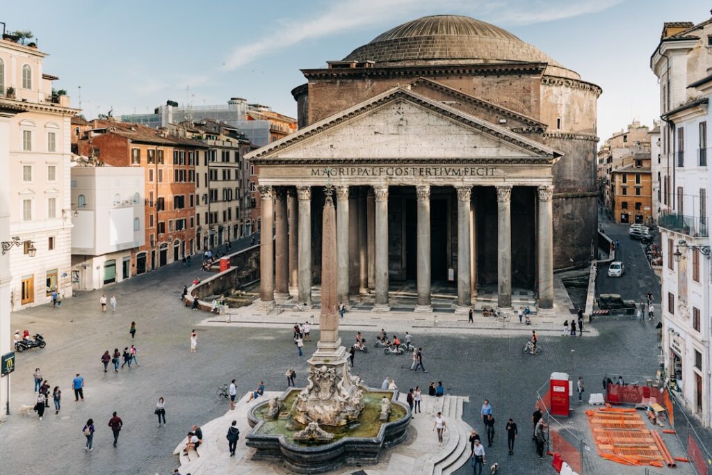 Het Pantheon op het plein van Rome met fontein en wandelaars