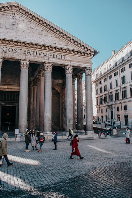 Das Pantheon mit Säulen und Menschen auf dem Platz in Latium