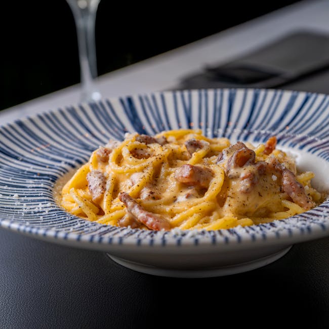 Rigatoni alla Carbonara auf einem Teller