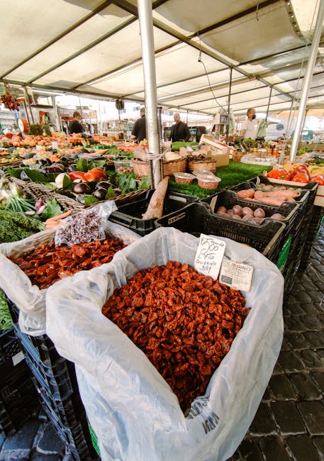 Große Säcke getrockneter Tomaten auf Latium-Markt unter Marktzelten