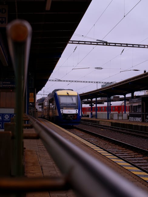 Regionale trein op perron van een station in Latium, richting Tivoli