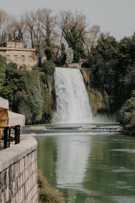 Krachtige waterval boven groen rivierbassin bij Villa Gregoriana in Tivoli