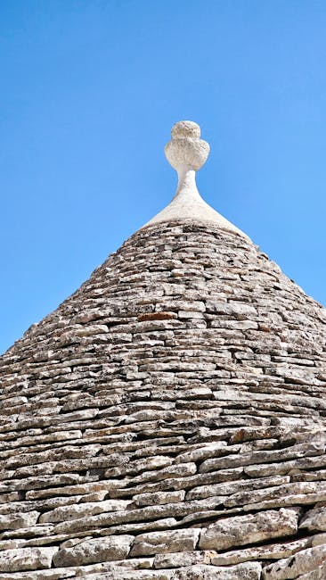 Detail van conisch trullo-dak met karakteristieke top in Latium