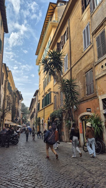 Gasse in Trastevere mit Fußgängern
