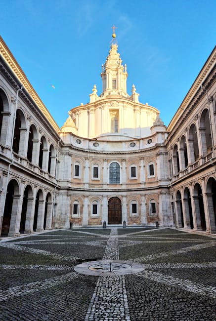 Cortile barocco con cupola illuminata e portici in pietra, Roma