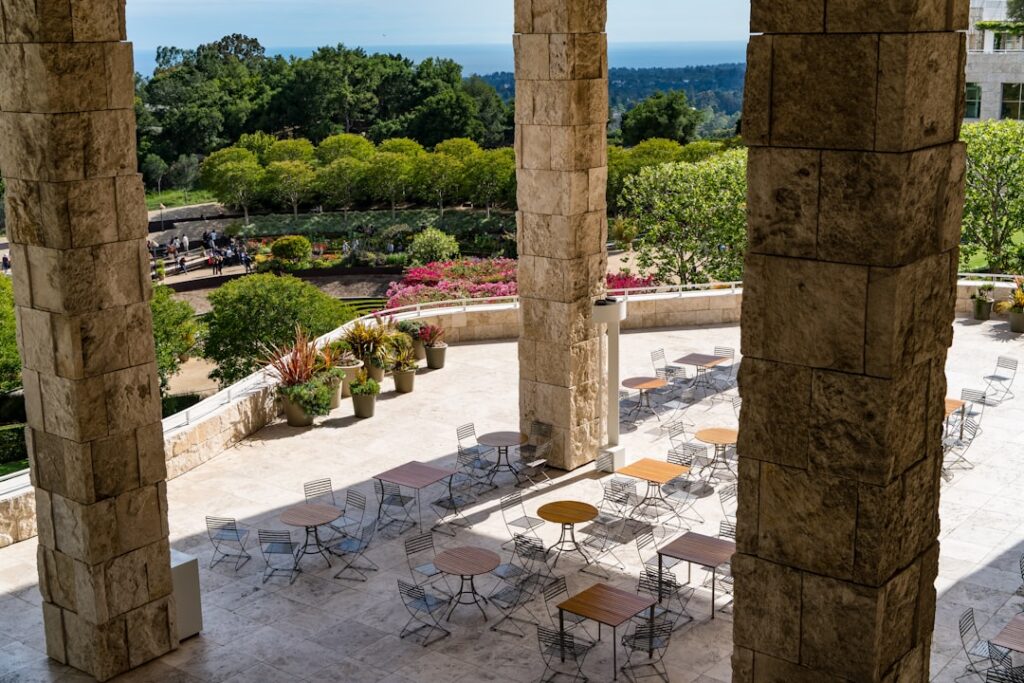Terrasse à colonnes donnant sur jardins et mer visible, Latium