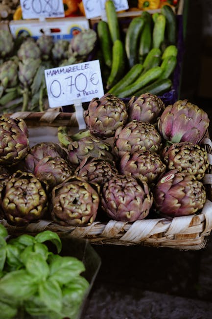 Cestino di carciofi freschi al mercato, tipici del Lazio