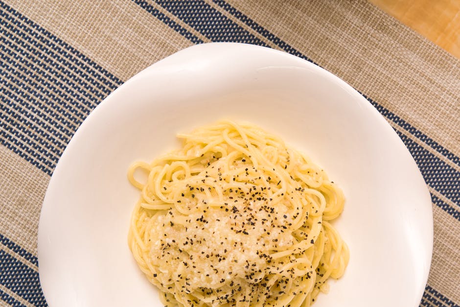 Piatto di cacio e pepe con abbondante pepe nero, tipico del Lazio