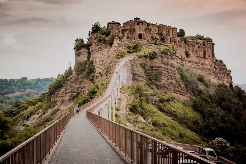 pont piéton menant à Civita di Bagnoregio, Latium, sur un promontoire