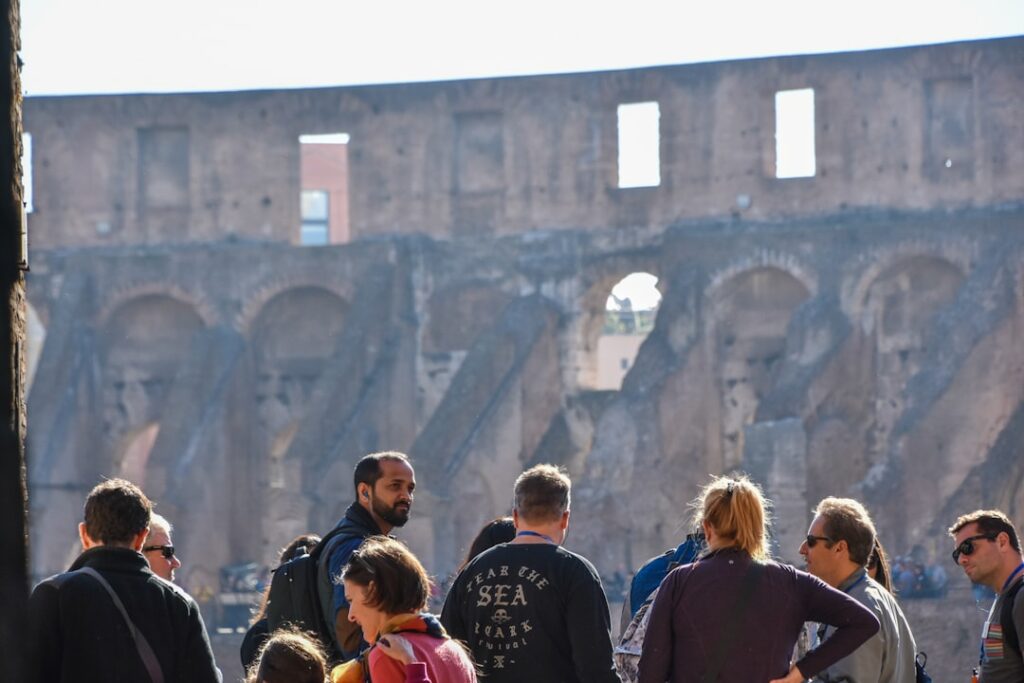 Groupe de touristes admirant de vastes ruines romaines dans le Latium