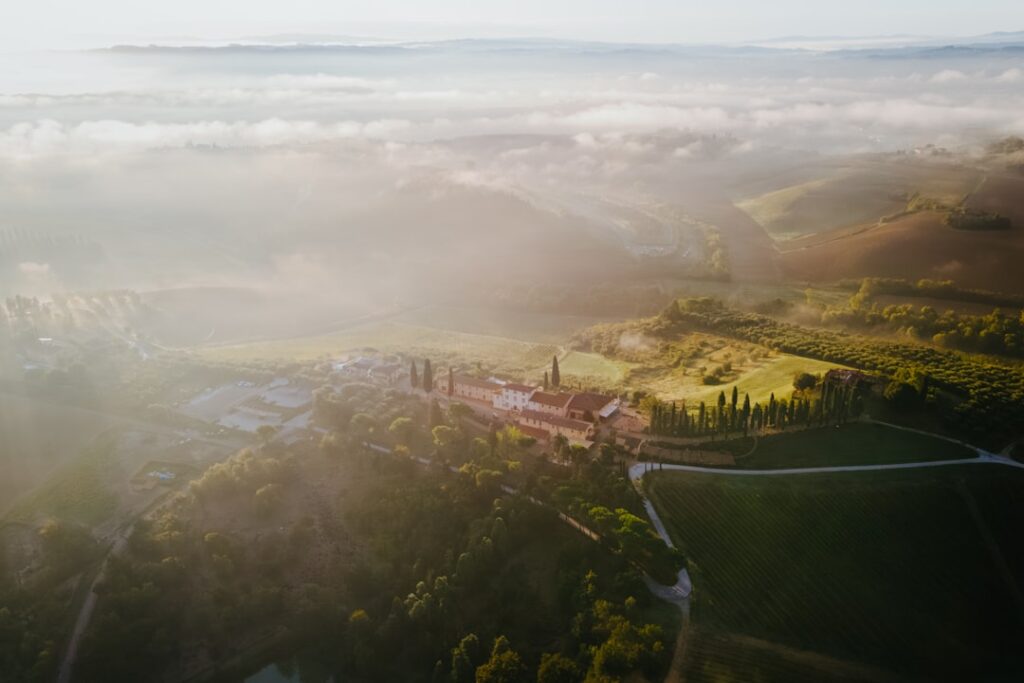 Domaine agricole brumeux sur les collines du Latium au petit matin