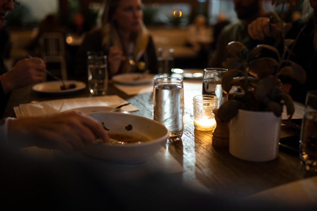 Repas convivial à la ferme-hôtel du Latium, bougie et plats partagés