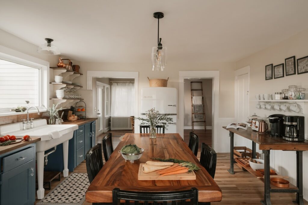 Cuisine paysanne lumineuse avec table en bois et légumes frais du Latium