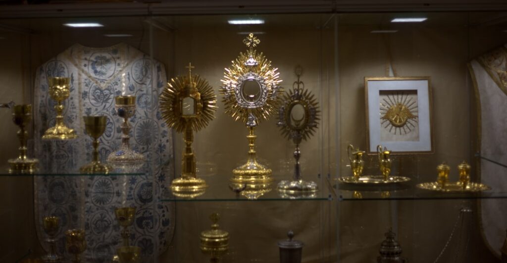 Gouden monstransen en kelken in vitrine van Latiumse kerkschatkamer