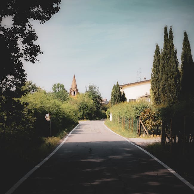 Landelijke weg in Italië, ideaal voor een roadtrip naar kleine dorpen