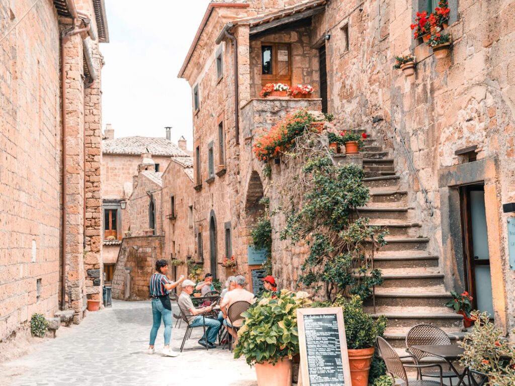 rue étroite à Civita di Bagnoregio, terrasse de café et escaliers fleuris