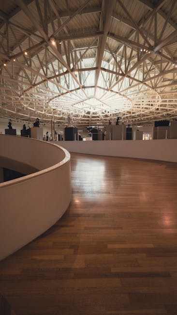 Modern museuminterieur met houten loopbrug en metalen displays
