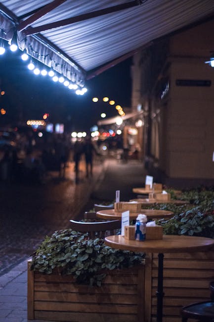 Leere Straßencafétische unter Lichtern am Abend in Trastevere, Latium