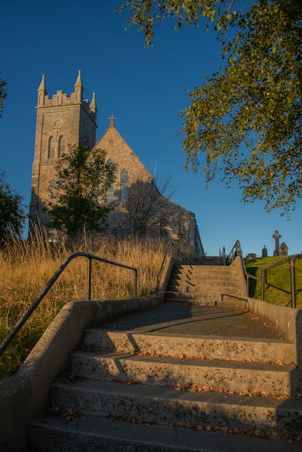 Escalier menant à une église en pierre au crépuscule dans le Latium