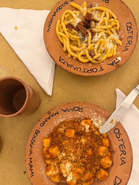 Zwei Teller mit Pasta in einer traditionellen Osteria in Rom, Latium