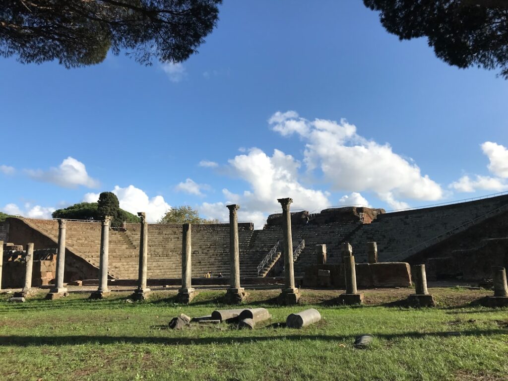 Théâtre antique d'Ostia Antica, gradins et colonnes sur gazon