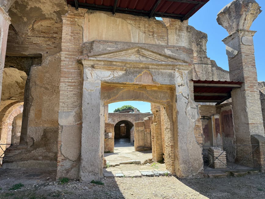 Portail en pierre d'une maison romaine à Ostia Antica, Latium