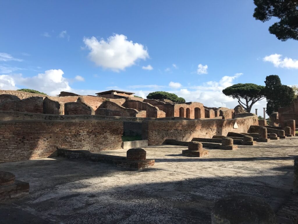 Murs en briques et vestiges urbains d'Ostia Antica sous soleil